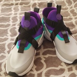 NWOT Women's Nike Air Huarache Sneakers
